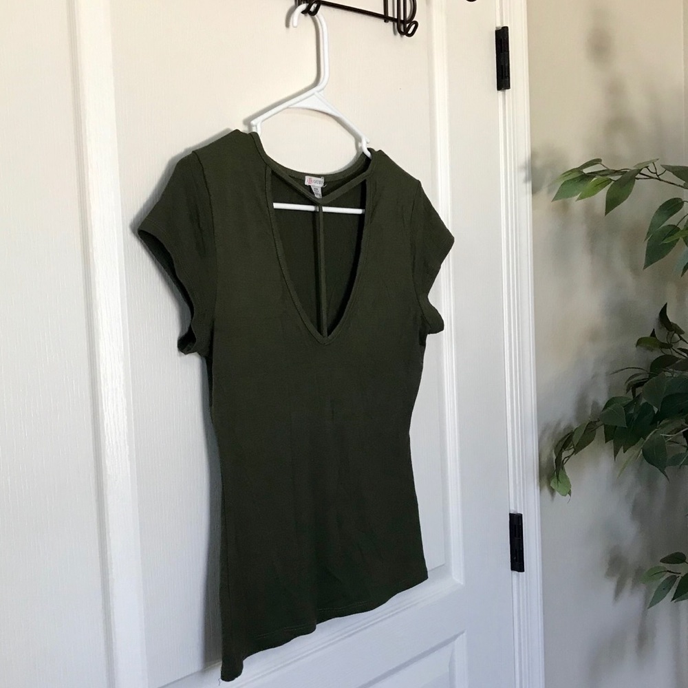 Never Used Drark Green Guess T-shirt✨